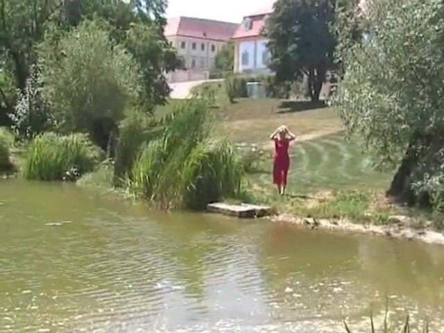 Femdom Austria: Cagna bionda spiata mentre piscia all'aperto