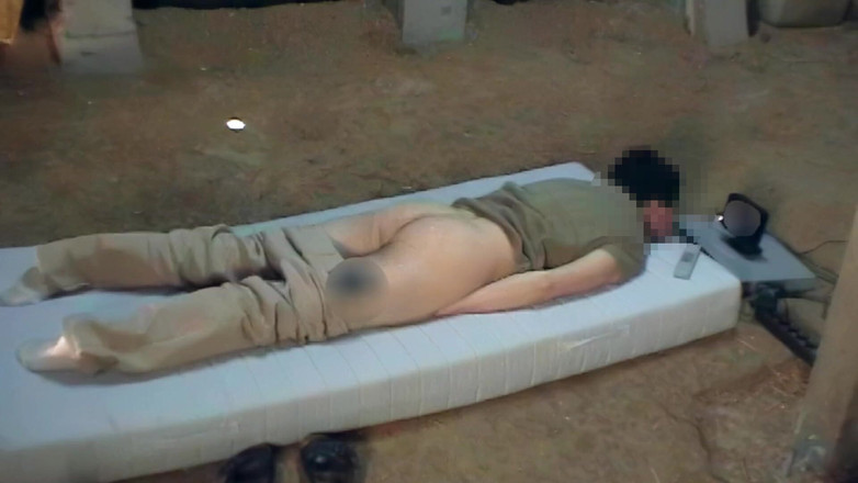 Mark Hannes: Scopando la pipì e masturbazione in doccia