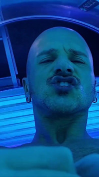 Shotsen im solarium mit boşalma
