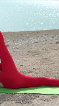 Yoga yaparak esnetiyor Nerby Beautiful Lake