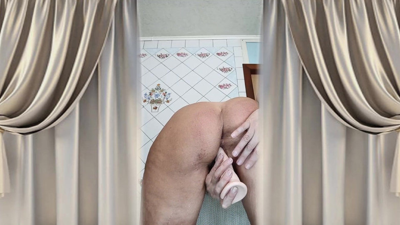 Lukerya: Gorąca gospodyni Lukerya flirtuje namiętnie online w kuchni.