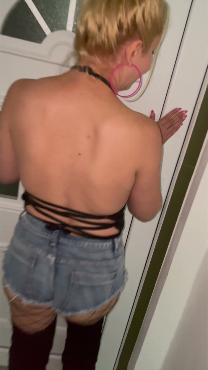 Danababe: Hotwife Berjalan Dalam Seluar Hots Seksi