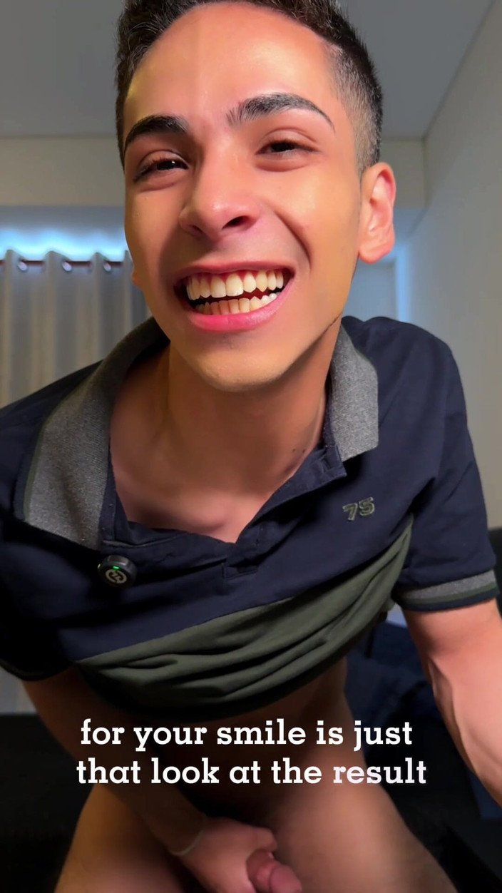 aodaboy: Sorrindo e se masturbando