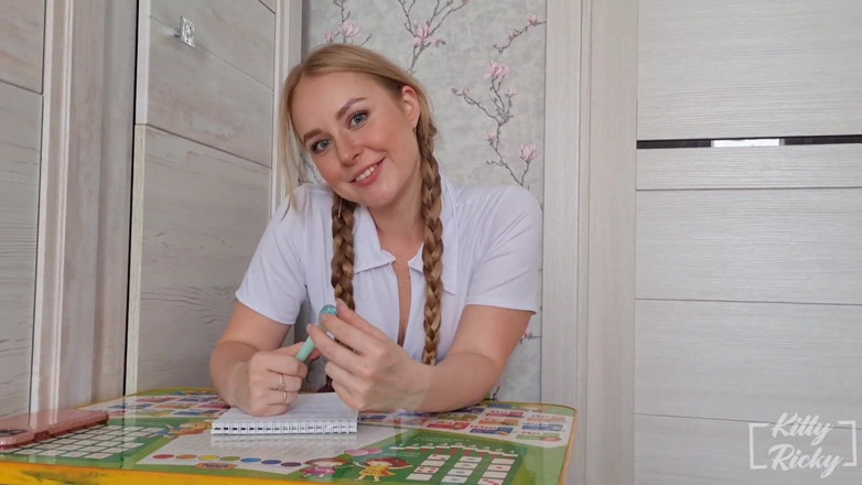 Kelsi69: Bir kız ağzına işiyor