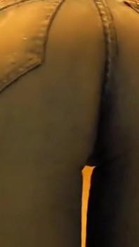 Grandes tetas latina en jeans ajustados pelar