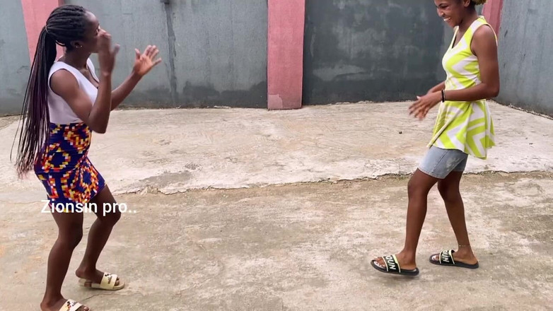 Zion: 야외에서 현지 게임을 하는 아프리카 소녀들