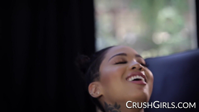 Crush Girls: Crush girls - Honey gold sborra con il suo dildo di...