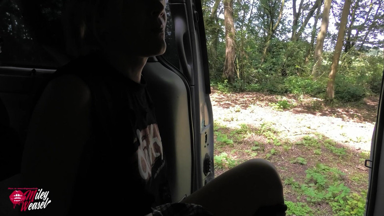 Miley Weasel: Une salope blonde sexy se fait baiser dehors dans une...