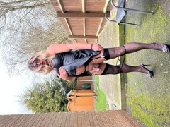 Kellycd2022: Amatérský crossdresser Kellycd2022 sexy milf masturbace pvc šaty punčochy podpatky venku...