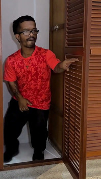 Anão safado fica excitado ao ver como sua enteada excitada é fodida e cheia de gozo com um homem latino de pau enorme