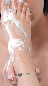Un uomo perverso che dice di amare i prodotti naturali e studia cucinare con il corpo della sua ragazza