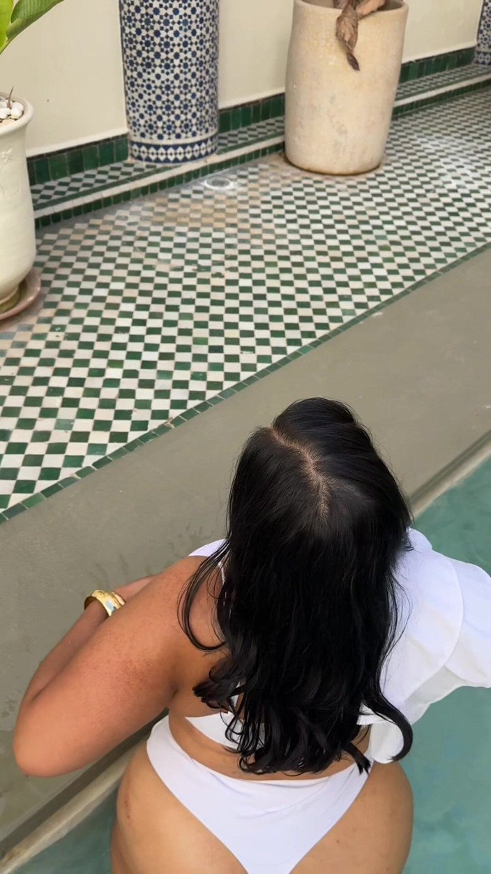 Zozonicoco: BBW Twerking in Pool Splashing Water with Huge Ass. Wet...