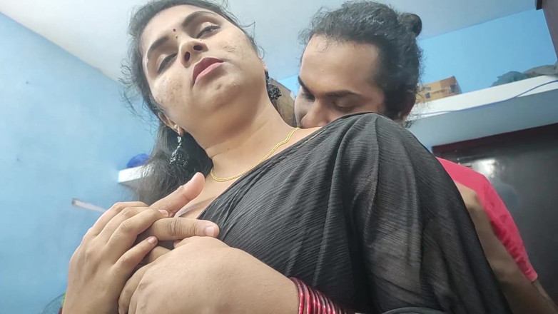 Vaigavarun45: Lekshmi ma servante, léchage de crème glacée par les seins...