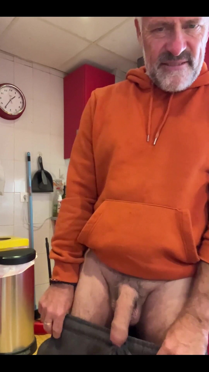 Daddybearvlc: Ada yang mau sosis?