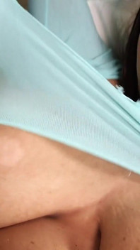 Roxi röda rippade kläder och massiv naturlig tutttunnel