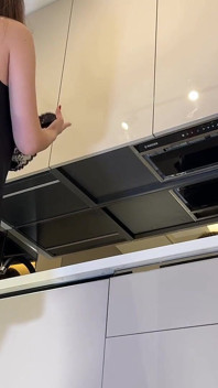 Žhavá a nadržená sexy dlouhá brunetka v černých síťovaných punčochách si vezme její krajkové kalhotky do flash kundičky a zadku