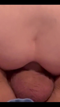 Si scopa tutti i miei buchi e mi lascia scoreggiare la sua sborra dal mio buco del culo!