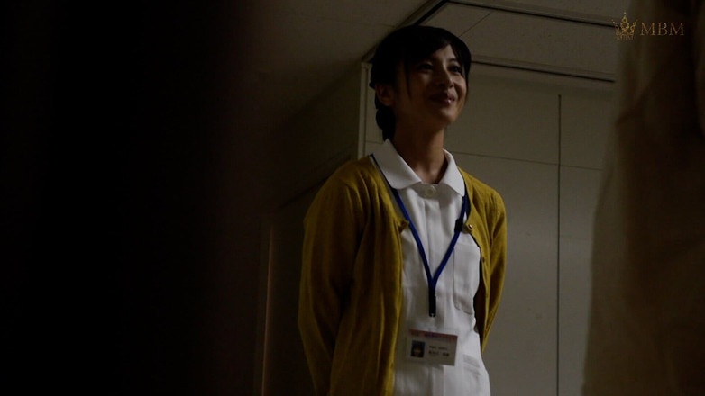 MBM3988: M913g05 vdaná sestra chatující s pacientem na chodbě po zhasnutí...