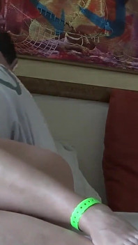 Am strand bekomme ich zwei große cumshots auf meinen arsch und behaarte muschi, voller Milch