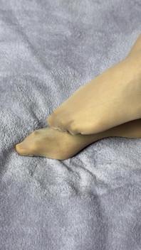 Sekreteraren i nylontights älskar sina långa ben