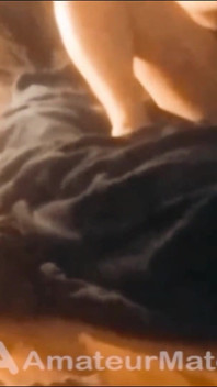 Colega de cameră hetero prinsă masturbându-se la porno. 2 camere, 2 Situații, și o ejaculare finală, aproape handsfree