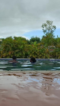 Sperma schwimmen im pool, harter sex im wasser, doppelter orgasmus