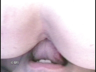 Bad Boys bedroom stories: 一个年长的学生避免了一个年轻学生被欺负并操他的菊花