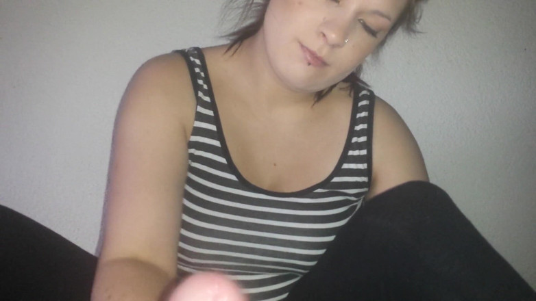 Caralia Deluxe: Handjobing buddy gives me a morning handjob