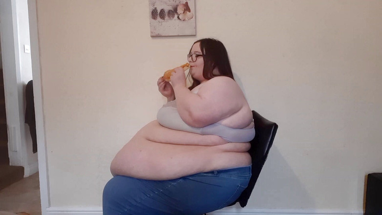 SSBBWLadyBrads: SSBBW 사무실 의자에서 피자 먹기