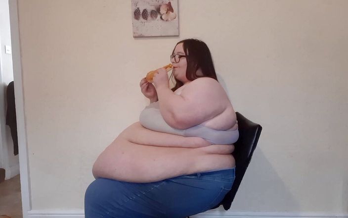 SSBBW Lady Brads: SSBBW umplută cu pizza pe scaunul de la birou