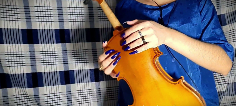 Goddess Li: Blue Nails and a Violin