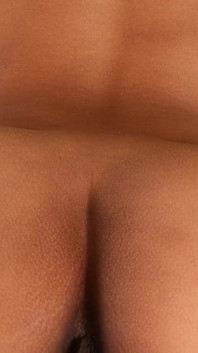 Asiática amateur se quita el bikini sexy tanga y expone su culo