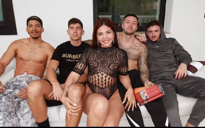 Bradybud: Maken Delar Sin Stora Fru Med Sina Vänner Och De...