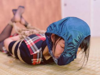 ushirosugatanomiki: Trest tím, že si přetáhne kalhotky přes obličej