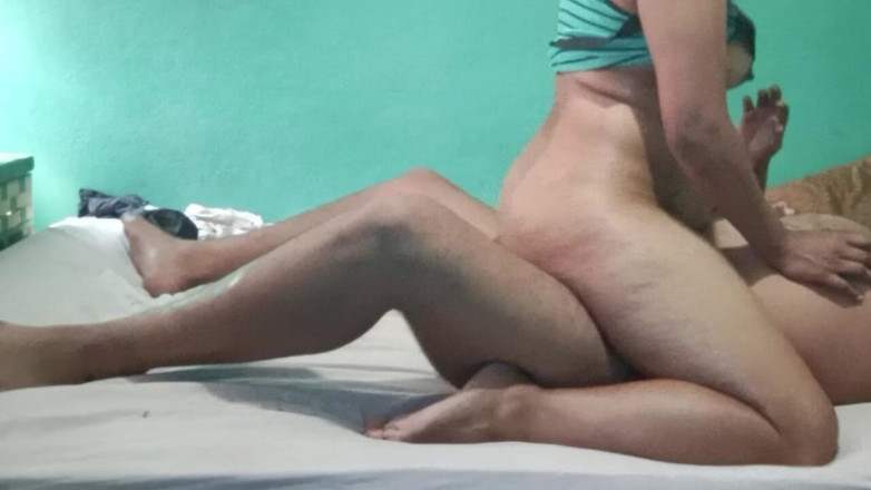 BigassMILF40: 黑发印度岳母和她的继子在家独处，最后他们做爱了