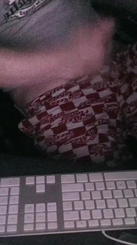 La masturbation nocturne taquine sur mon ordinateur avec la webcam allumée et la nuit prête à l’action