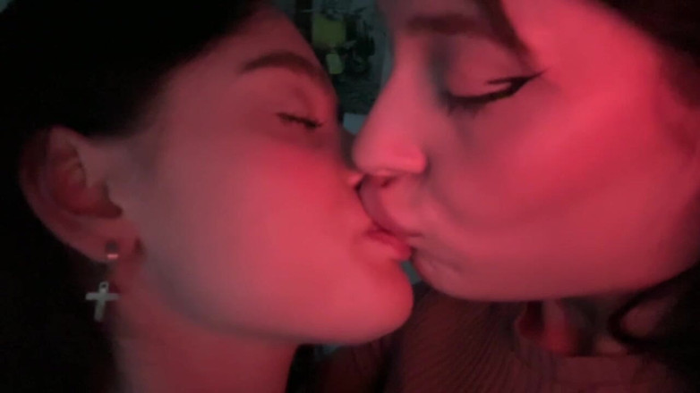 LuchCrush: अश्लील लेस्बियन चुंबन गीली चूत दावत में बदल जाते हैं