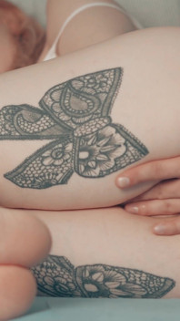 Tabu blonďatá nevlastní máma Masivní přírodní prsa phat zadek má dvojitý creampie v tajném mixu sdílené postele s nevlastním synem