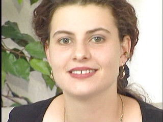 Lucky Wankerz: Brunetka v punčochách masturbuje sólo ve vintage videu