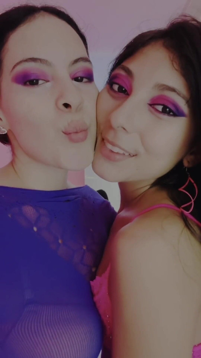 Vika_Sexting: Cewek sange ini lagi asik ciuman mesra-mesraan sampai kulitnya menganga