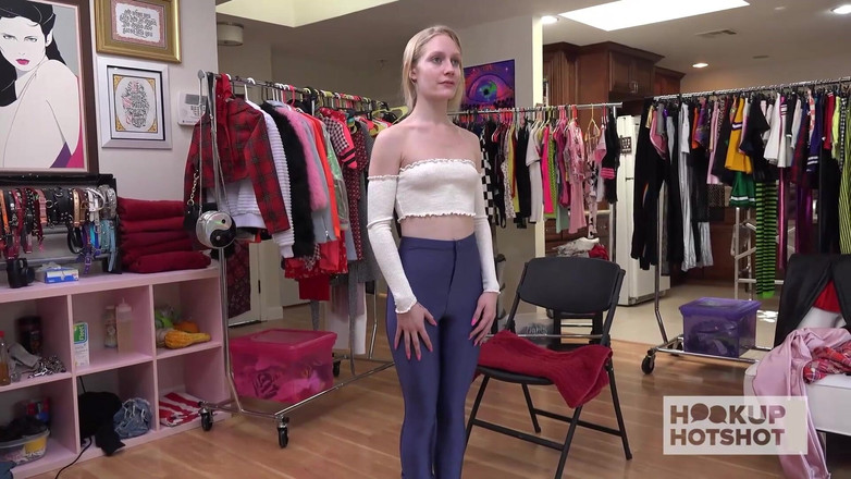 HookUp HotShot-BTS: Bts - Awek kecil molek Emma Starletto Bertanya Bryan gozzling untuk...