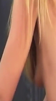Blond tonåring Bella som bär nylonstrumpor knullades till orgasm av kåta grannar