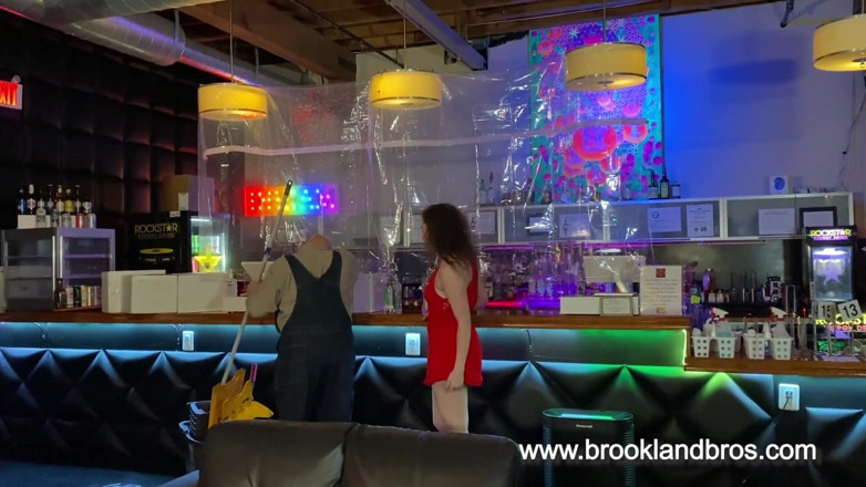 Brookland Brothers: Giovane troia calda succhia un vecchio cazzo!