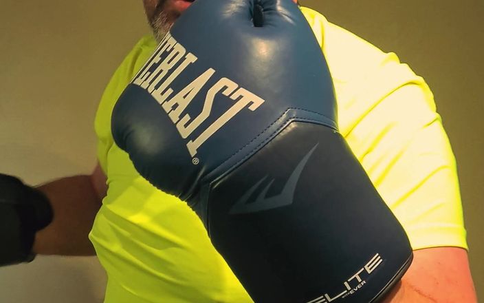 Combat and fetish: Silver Daddy boxer vs te parte 2