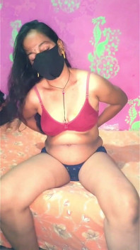 larki ne bedroom ke niche seks kiya