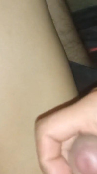 Garoto gostoso sem cabelo masturbando seu pau