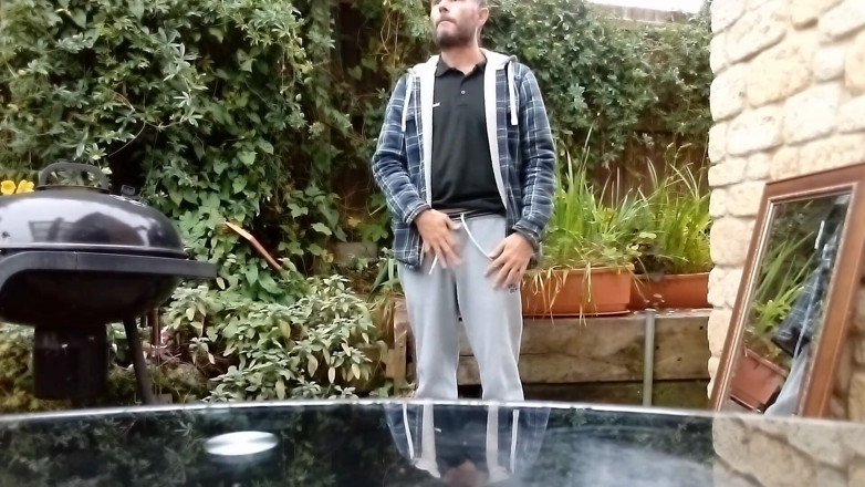 Rockardglans: Rockardglans show for neighbors wanking and cumming on patio table