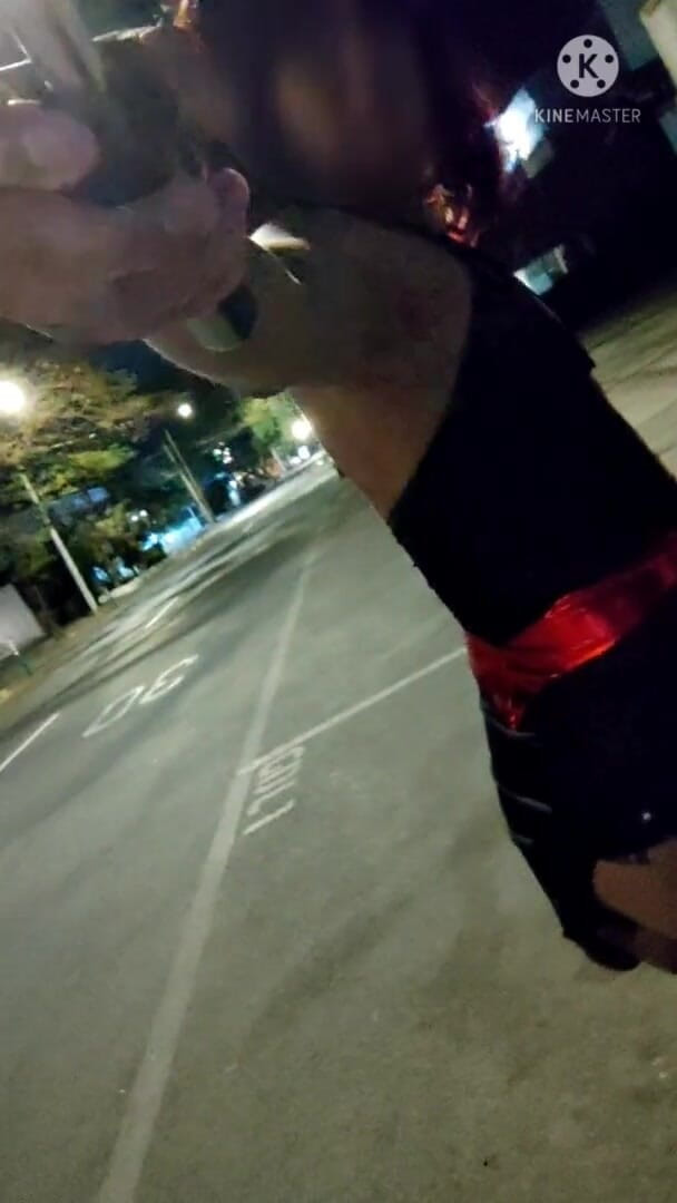 Traviezisha: Une tapette travestie marche dehors avec un énorme gode dans le...