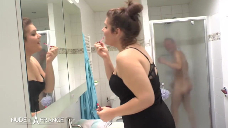 Nude in France: Stoute jonge mollige brunette in lingerie wordt hard dubbel gepenetreerd...