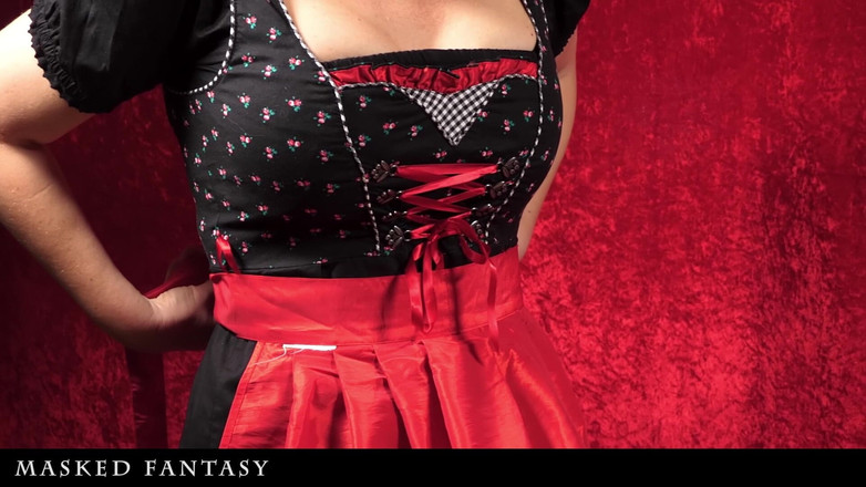 Masked-Fantasy: Dirndl'deki kız bir kutuya sıkışıyor ve göt deliğine boşalmak için...